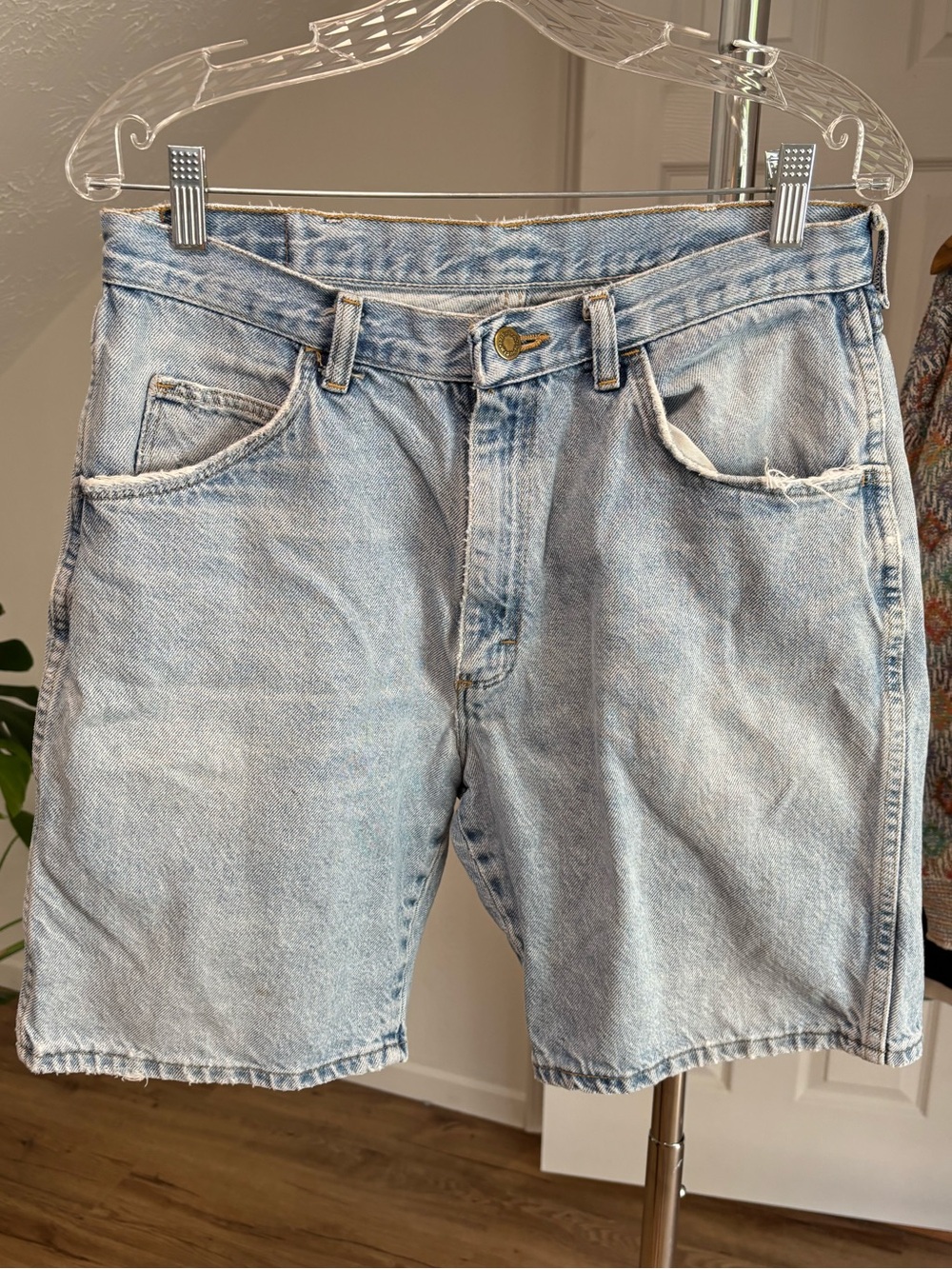 Vintage Wrangler light wash, high rise dad jorts. Waist 32